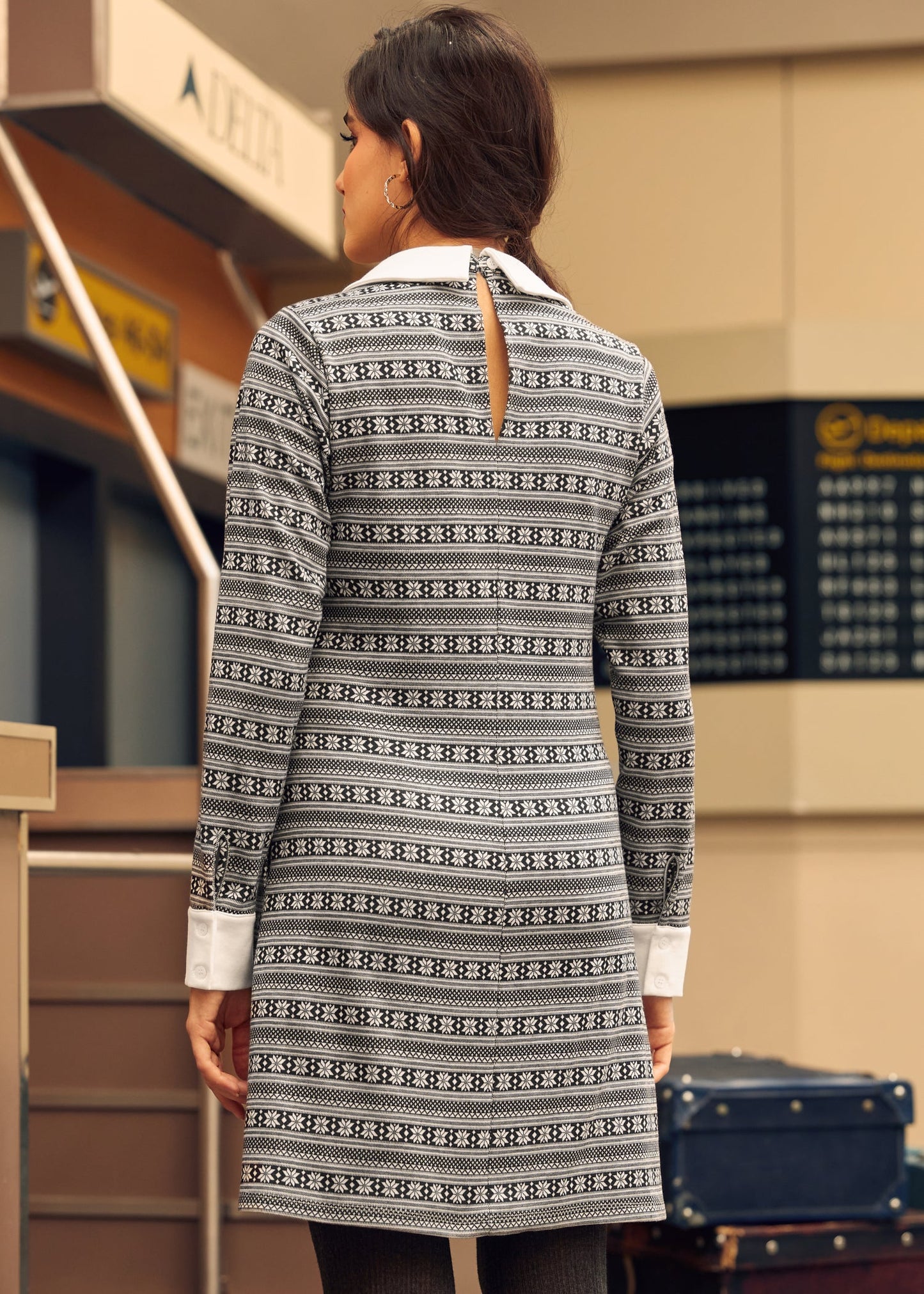  Transitional Timepiece Contrast Collar Shift Dress